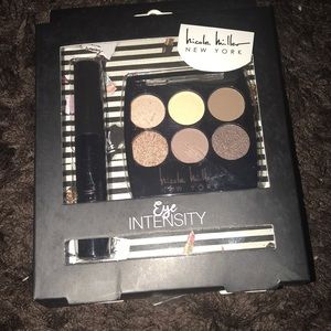 NWT Nicole Miller Make Up Set
